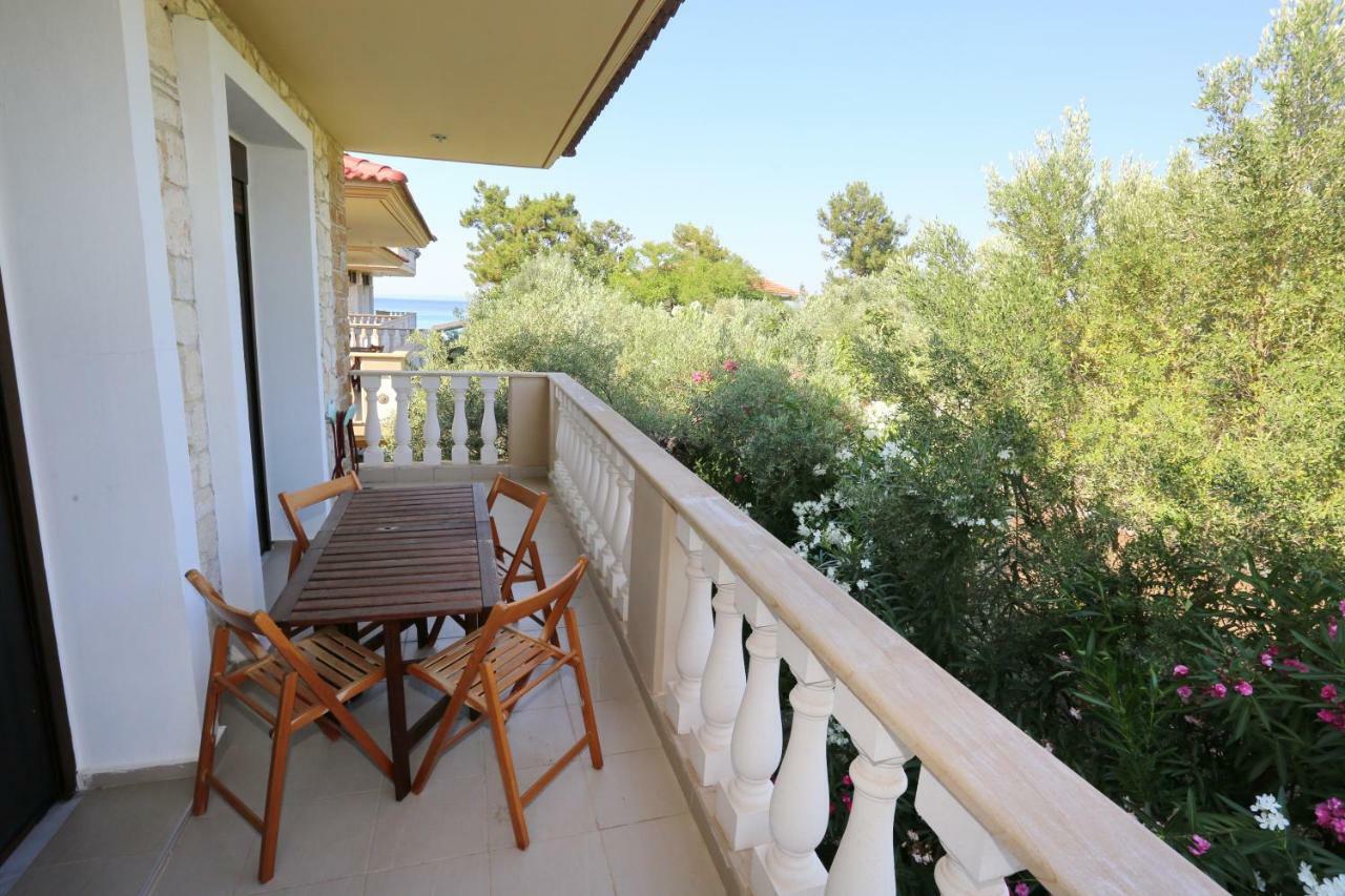 Villa Argo 3 - Beachfront, Big Gardens, Location! Пефкохори Экстерьер фото